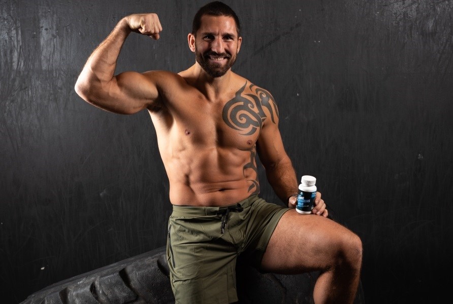 Peter Blaha lner sig mod et dk og spnder sine biceps.